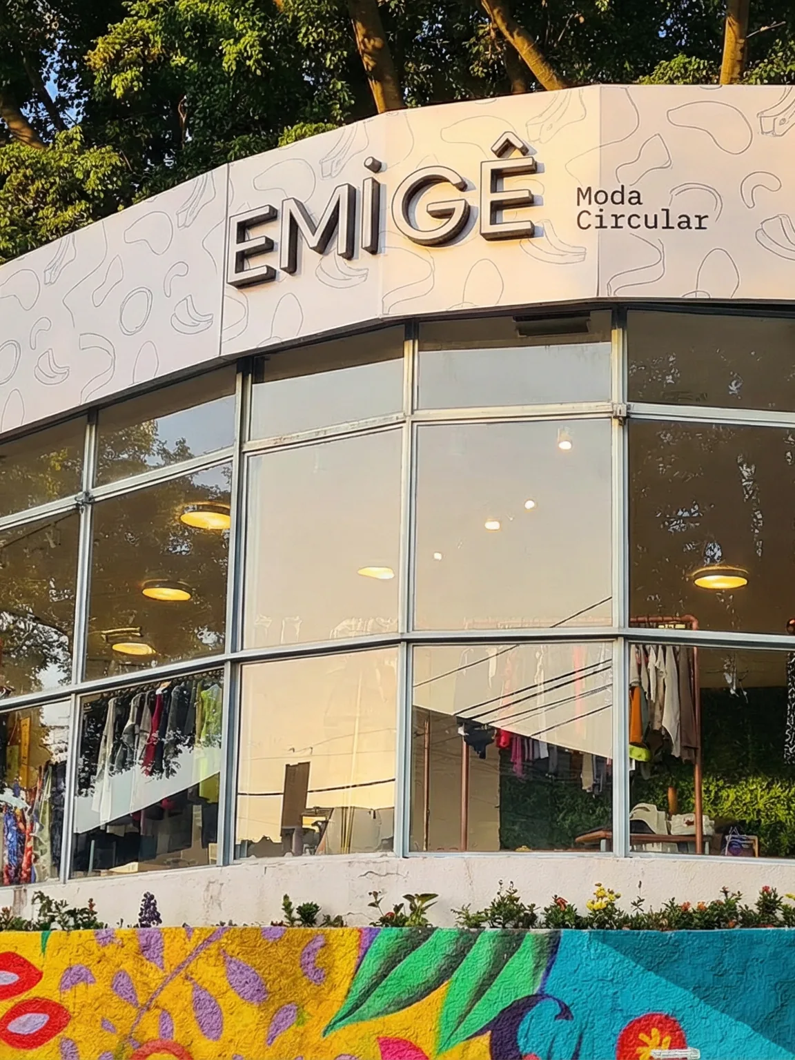 Fachada da loja EMIGÊ na Rua Luís Murat, Vila Madalena